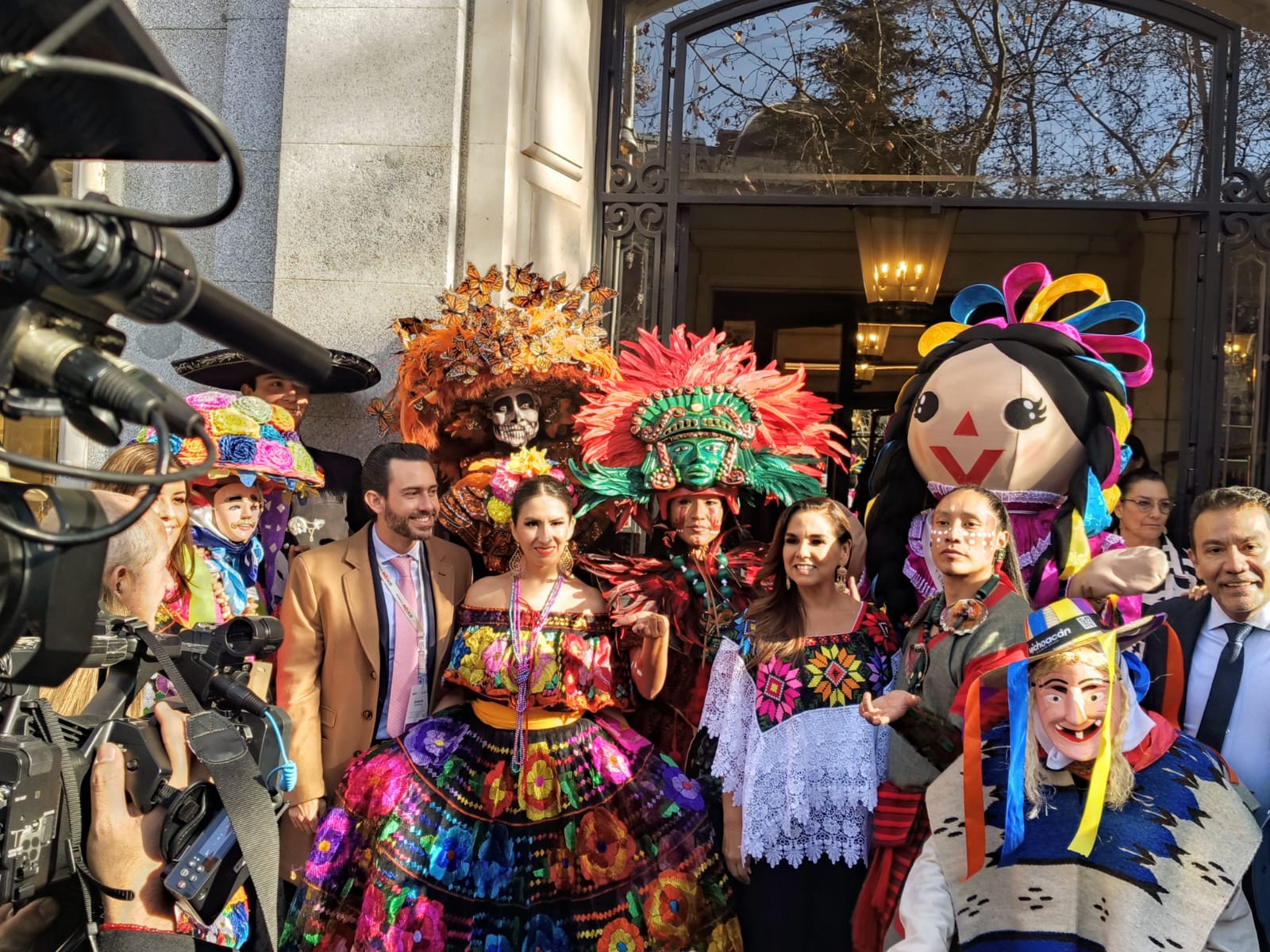 Mara Lezama acude a inauguración de expo artesanal mexicana en el corazón de Madrid